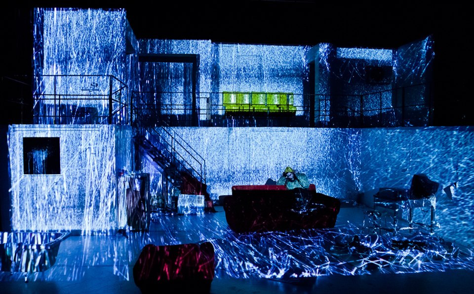 Jelenetkép, középen Király Dániel