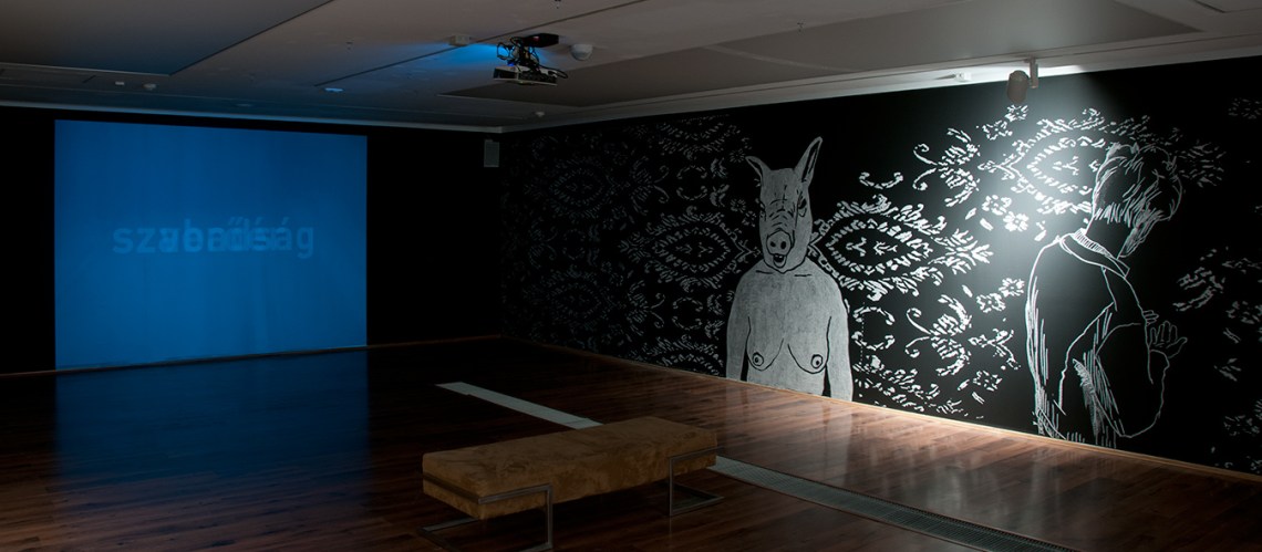 A kiállítótér apszisa a Himnusz videóval