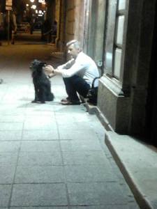 A fotó, ami bejárta a Facebookot és a Twittert. Alföldi Róbert, a Nemzeti Színház igazgatója taxira vár Pankával valahol a Thália művészbejárójánál. 2013. május 28. Fotós ismeretlen.