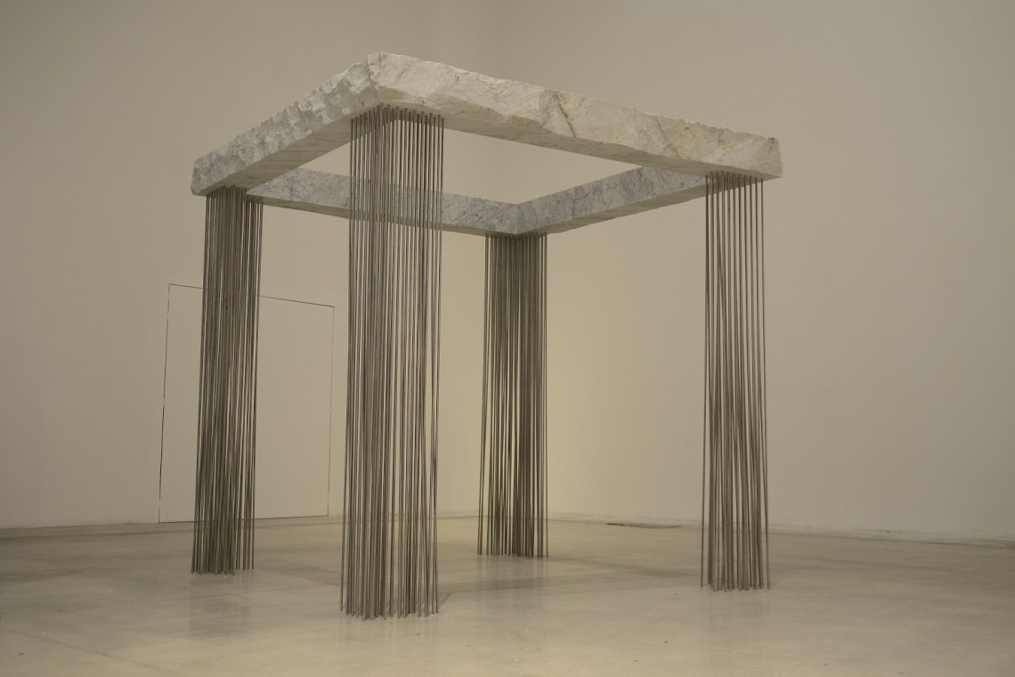 Epicarmo, 2012, márvány, acél, 230 × 230 × 230 cm