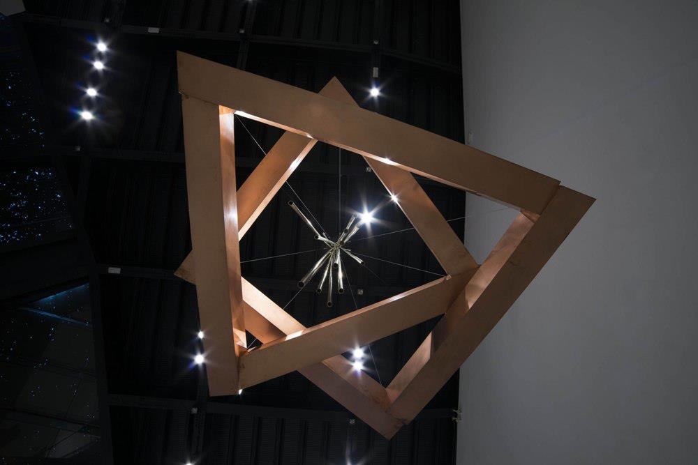 Yugao-Jole, 2005–2013, réz, alumínium, acélsodrony,150 × 400 × 400 cm