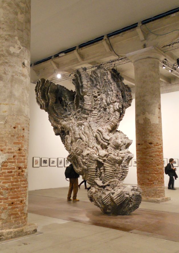 Az előtérben: Roberto Cuoghi: Belinda, 3D-print, 2013. A háttérben: Christopher Williams: Angola to Vietnam, 1989, 27 tételes növényfotó-sorozat, Arsenale