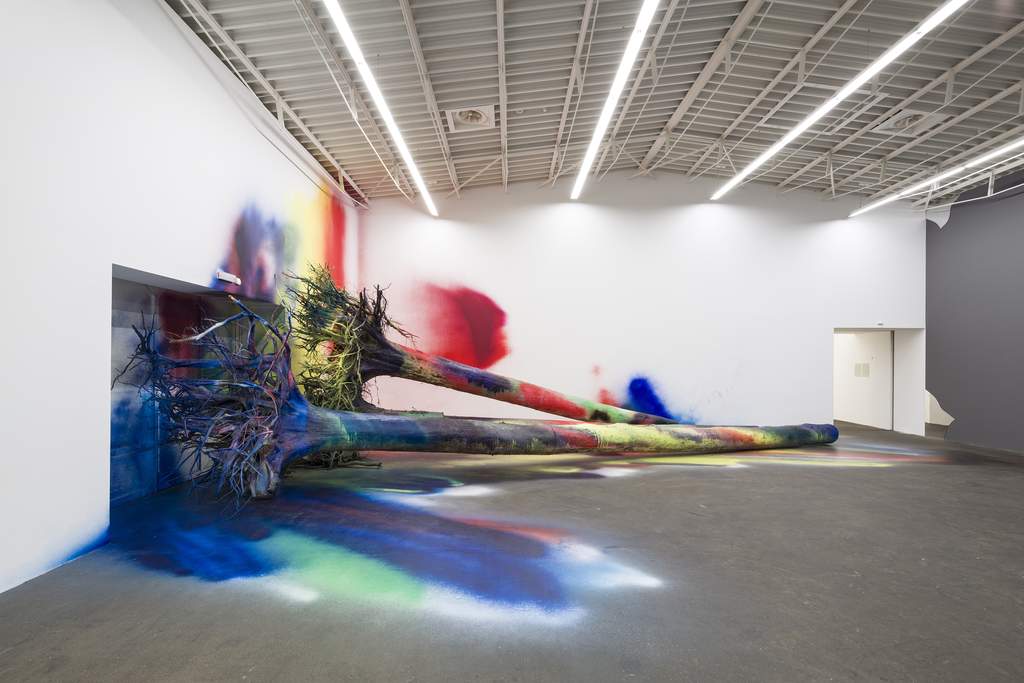 Katharina Grosse I Think This Is a Pine Tree, 2013, kép forrása: http://www.smb.museum/