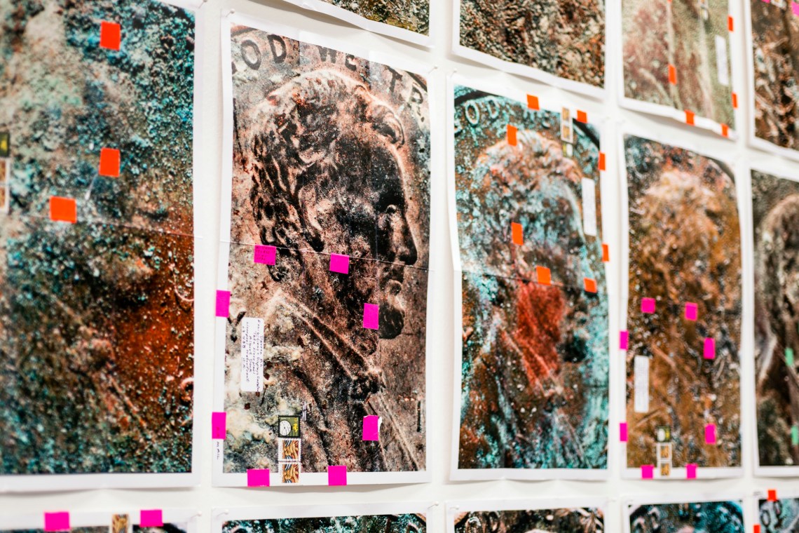 Moyra Davey: Copperheads, 2013, száz darab C-print, ragasztószalag, levélbélyeg, tinta, 77 × 112 cm