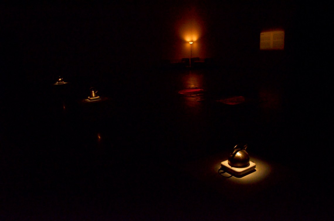 Bernhard Gál: Alsógál, 2014, field recording alapú hangkörnyezet: teafőző, bútorok, hangszórók, fotó: Kővágó Nagy Imre © Műcsarnok