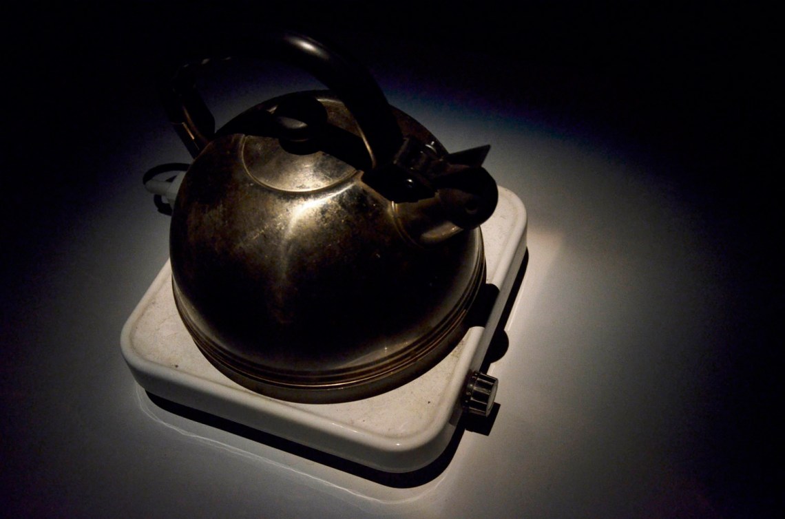 Bernhard Gál: Alsógál, 2014, field recording alapú hangkörnyezet: teafőző, bútorok, hangszórók, fotó: Kővágó Nagy Imre © Műcsarnok