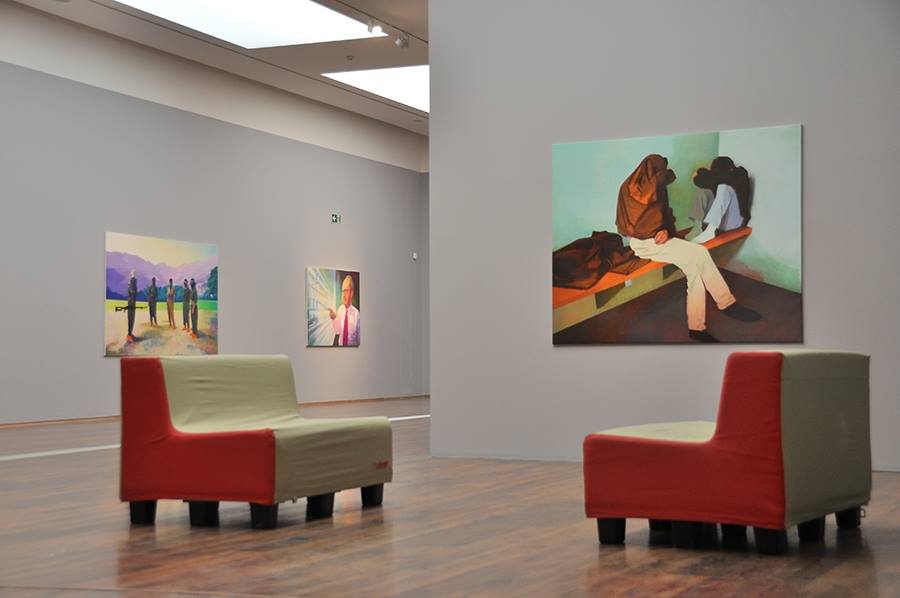 Az előtérben: <em>Két fiatal festő vizsgálati fogságban,</em> 2011, olaj, vászon, 140 × 170 cm, Museum Angerlehner, Wels, Ausztria; A háttérben: <em>Egy sík szférikus átalakulása,</em> olaj, vászon, 150 × 240cm, Perneczky Gyűjtemény, Bécs, Ausztria; <em>A barikád elzárja az utcát, de megnyitja az utat / Egy német Londonban,</em> 2010, olaj, vászon, 120 × 170cm, Fotó: Árokszállási Ronald