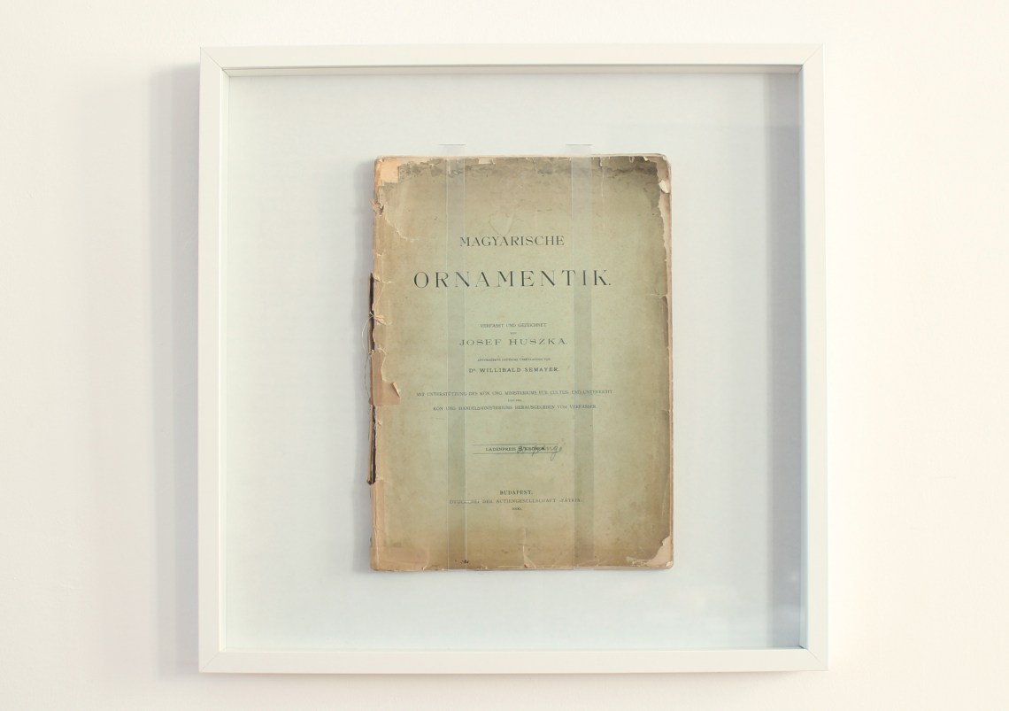 Huszka József: Magyarische Ornamentik – pántok és üveg alatt, fotó: Pálinkás Bence