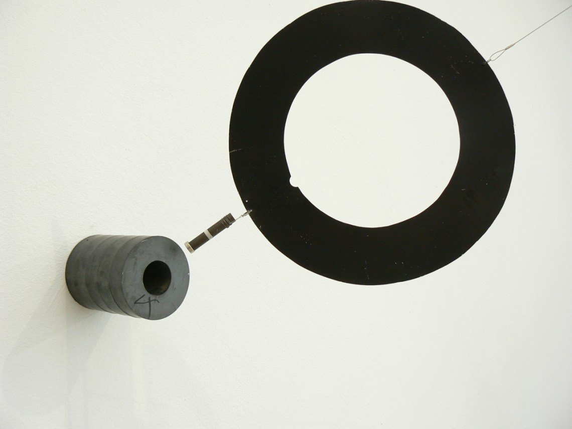 Long Mur Magnétique, 1985, ventilátor, mágnes, fémrudak, 330 × 6000 cm, MNAM, Párizs
