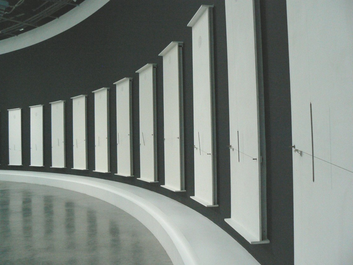 6 Musicales, 2000–2003, festett fa, áramkör, kábel, fém, 257 × 100 cm, Takis Foundation, Athén