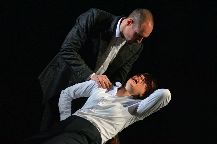 Újvidék, 2014. november 24. Mészáros Árpád (b) Bánk bán és Crnkovity Gabriella (j) Izidóra udvarhölgy szerepében Katona József Bánk bán címû drámájának próbáján az Újvidéki Színházban 2014. november 23-án. A színdarabot november 25-én mutatják be Urbán András rendezésében. MTI Fotó: Molnár Edvárd