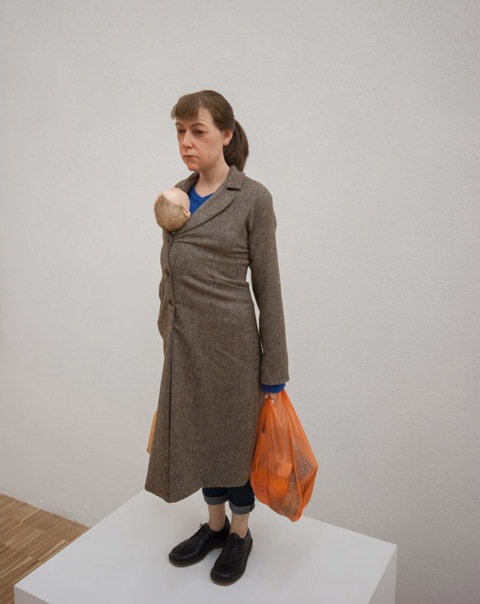 Ron Mueck: Nő bevásárlószatyorral, 2013, kép forrása: inexhibit.com