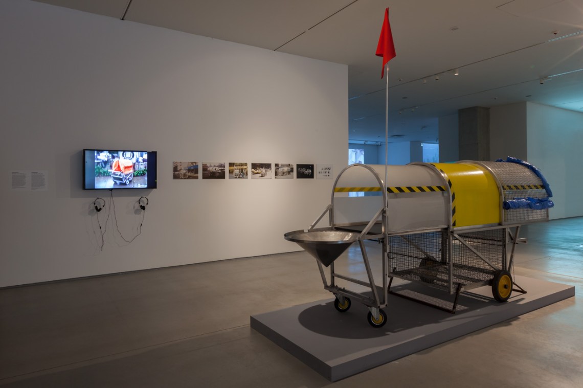 Krzysztof Wodiczko: Hajléktalan jármű, 1988–1989, kép forrása: domusweb.it