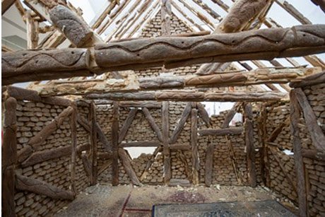 Urs Fischer: Kenyérház, 2004–2006, képek forrása: inexhibit.com