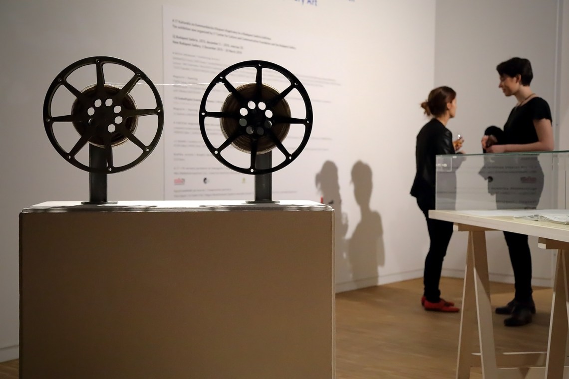 Barnaföldi Anna: „Mindenképpen megtanulásra szánt szövegrészek”, 2012, installáció, vegyes technika, fotó: Juhász G. Tamás