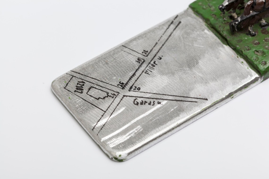 Karas David: Levélnehezék (részlet), festett fémlemez, ólom, 25 × 8,5 × 5,5 cm, 2015