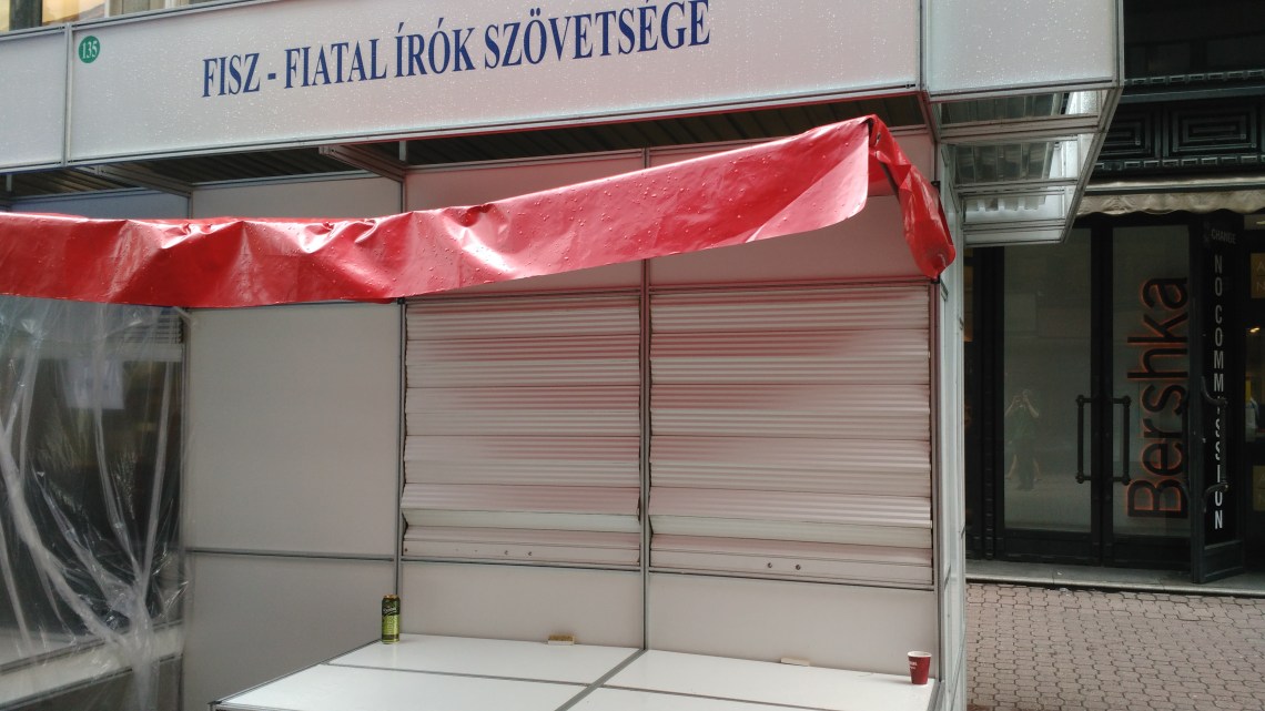 A fiatal írók hiánya.