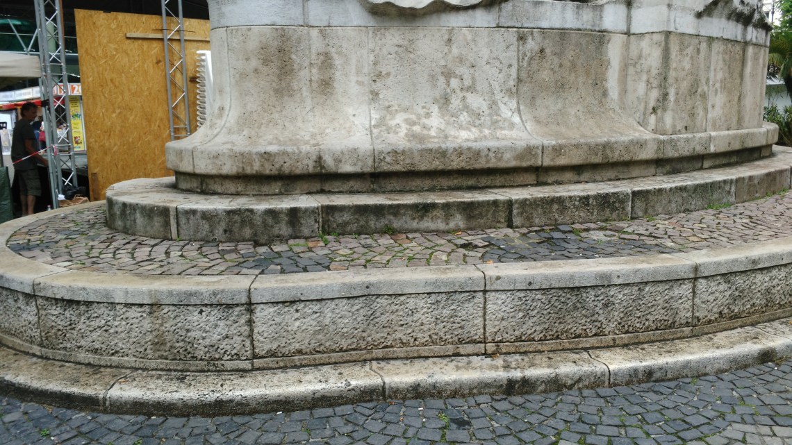 A szobrok hiánya. Erdélyi lányok hiánya.