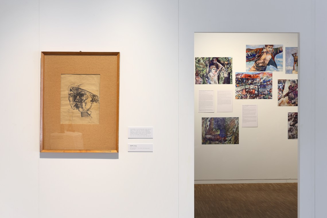 Tárlatenteriőr. Az előtérben: Orosz János: Ketten, 1961, BTM Kiscelli Múzeum – Fővárosi Képtár. A háttérben: reprodukciók a következő falkép részleteiről: Szabó Ákos: Cantata Profana, 1960–1963, Czabán Samu téri iskola, Budapest–Rákospalota.