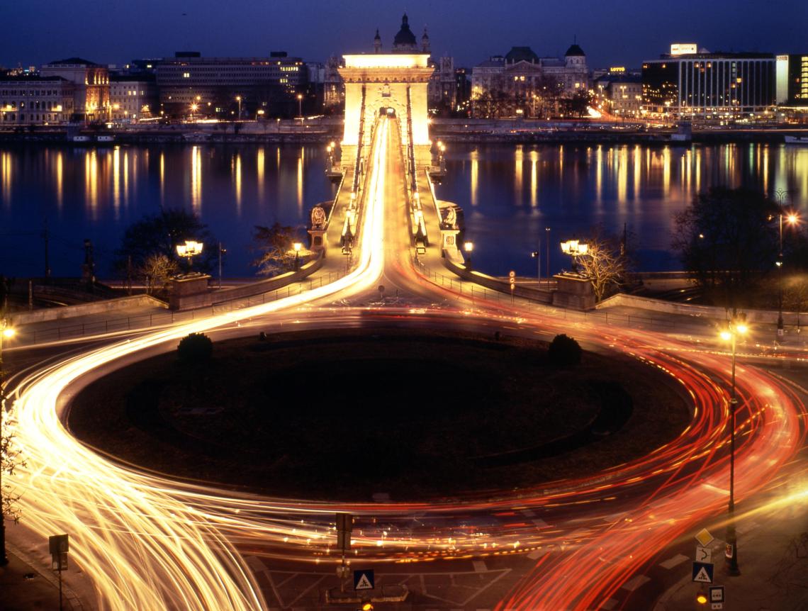 A Clark Ádám tér éjjel (fotó: factsweknow)