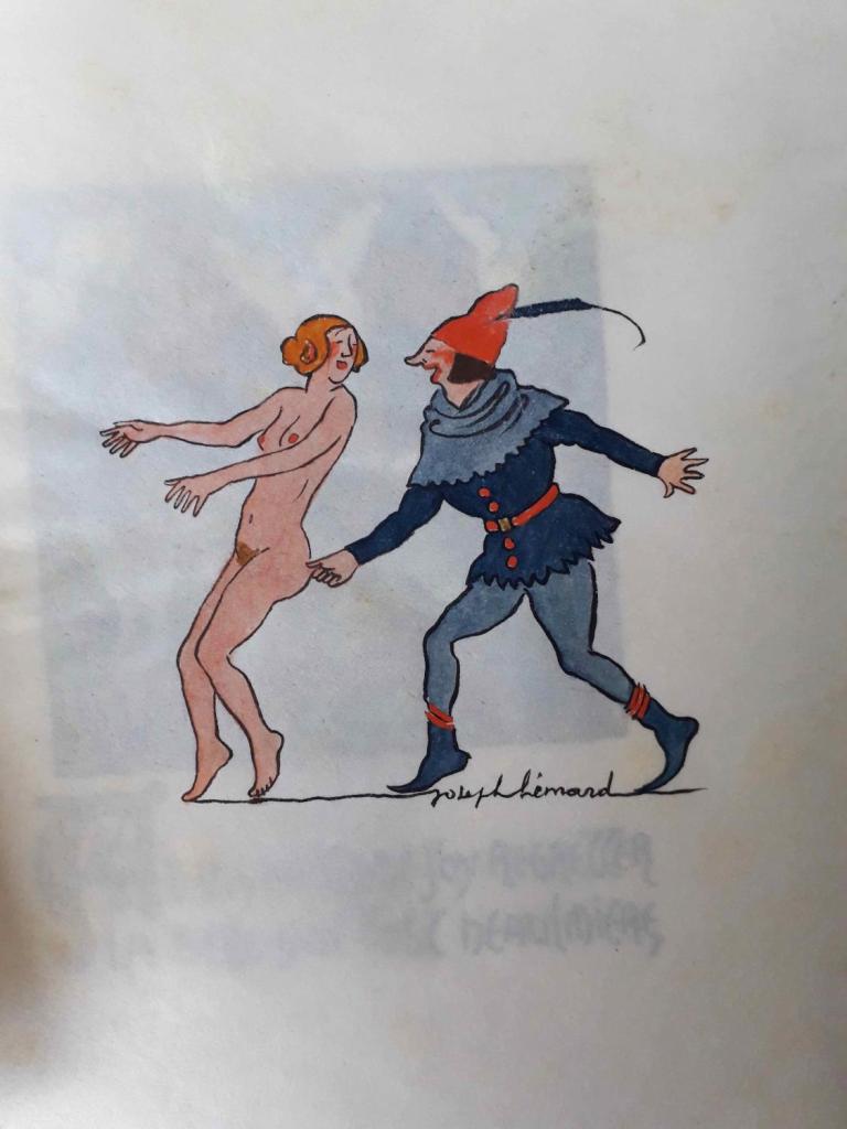 Huncut fiatalember fenékencsíp egy meztelen hölgyet.